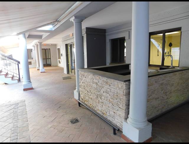 2,355M² OFFICE TO LET IN HYDE PARK